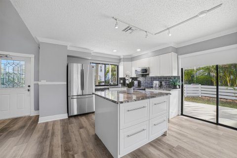 Townhouse in Lantana, Florida 2 bedrooms, 109.25 sq.m. № 2249525 - photo 6