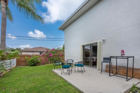 Townhouse in Lantana, Florida 2 bedrooms, 109.25 sq.m. № 2249525 - photo 30