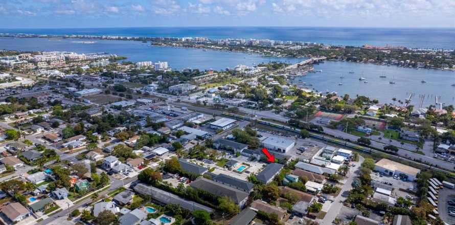 Townhouse in Lantana, Florida 2 bedrooms, 109.25 sq.m. № 2249525