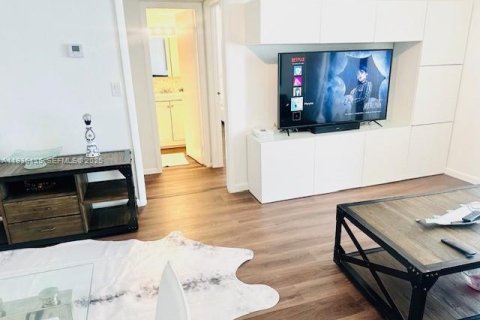 Condominio en venta en Miami Beach, Florida, 1 dormitorio, 68.65 m2 № 1994486 - foto 3