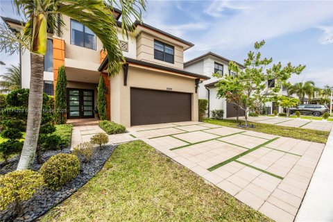 Casa en Miami Lakes, Florida 4 dormitorios, 239.87 m2 № 2016115