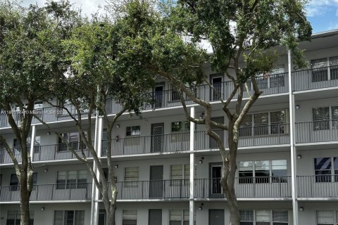 Condo in Pembroke Pines, Florida, 1 bedroom  № 1943921 - photo 1