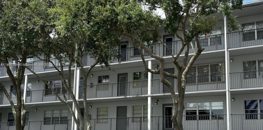 Condo in Pembroke Pines, Florida, 1 bedroom № 1943921