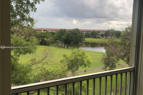 Condo in Pembroke Pines, Florida, 1 bedroom  № 1943921 - photo 3