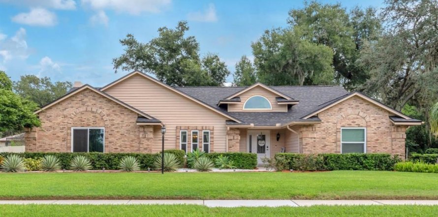 House in Brandon, Florida 4 bedrooms, 265.61 sq.m. № 2426957
