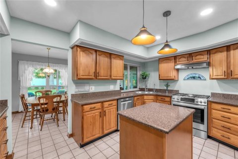 House in Brandon, Florida 4 bedrooms, 265.61 sq.m. № 2426957 - photo 8