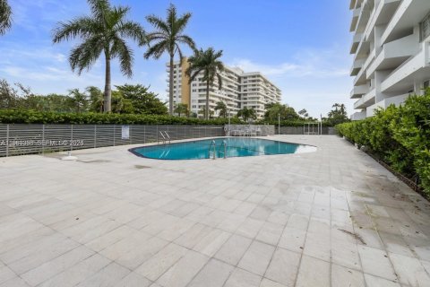 Condo in Key Biscayne, Florida, 2 bedrooms  № 2041171 - photo 8