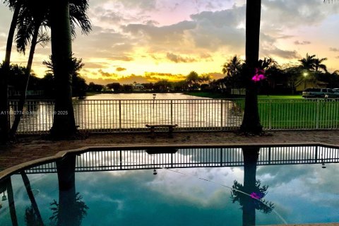 Villa ou maison à louer à Miami, Floride: 5 chambres, 243.22 m2 № 1841186 - photo 3