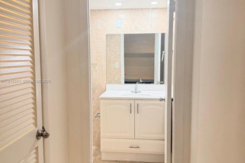 Condo in Aventura, Florida  № 2040670 - photo 2