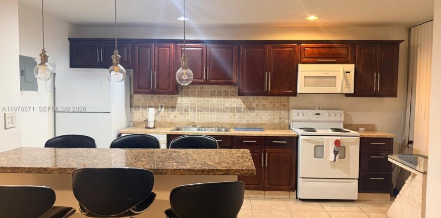 Studio in the Condo in Aventura, Florida  № 2040670