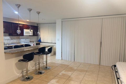 Condo in Aventura, Florida  № 2040670 - photo 5