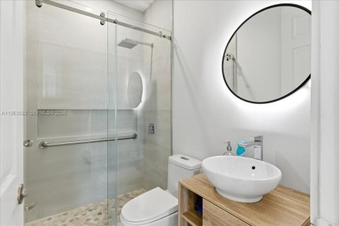 Condo in Miami, Florida, 2 bedrooms  № 2052839 - photo 11