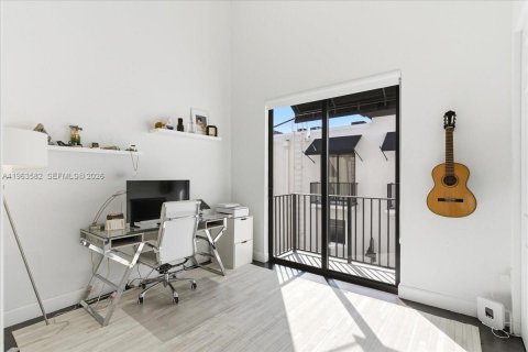 Condo in Miami, Florida, 2 bedrooms  № 2052839 - photo 12