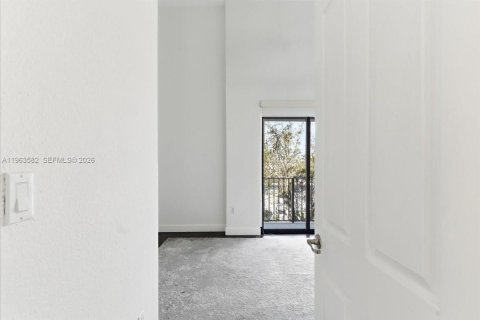 Condo in Miami, Florida, 2 bedrooms  № 2052839 - photo 18