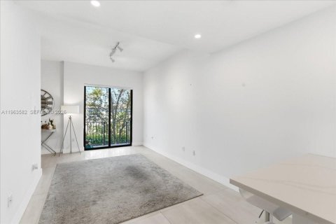 Condo in Miami, Florida, 2 bedrooms  № 2052839 - photo 8