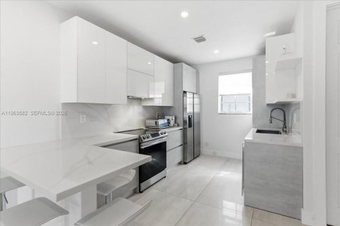 Condo in Miami, Florida, 2 bedrooms  № 2052839 - photo 2