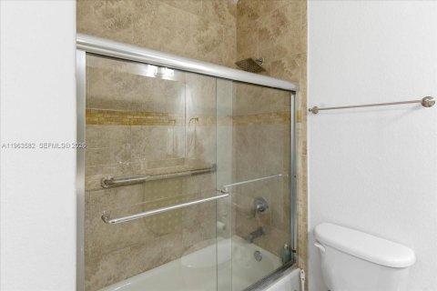 Condo in Miami, Florida, 2 bedrooms  № 2052839 - photo 17