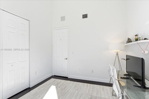 Condo in Miami, Florida, 2 bedrooms  № 2052839 - photo 14