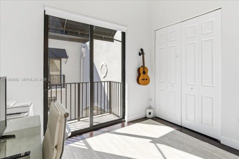 Condo in Miami, Florida, 2 bedrooms  № 2052839 - photo 13