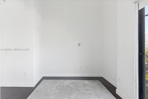 Condo in Miami, Florida, 2 bedrooms  № 2052839 - photo 19