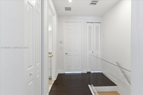 Condo in Miami, Florida, 2 bedrooms  № 2052839 - photo 9