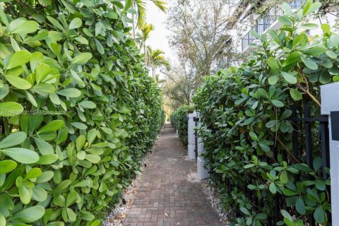 Condo in Miami, Florida, 2 bedrooms  № 2052839 - photo 30