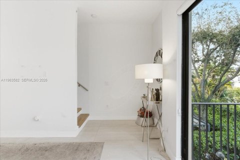 Condo in Miami, Florida, 2 bedrooms  № 2052839 - photo 10