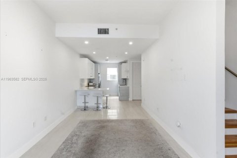 Condo in Miami, Florida, 2 bedrooms  № 2052839 - photo 7