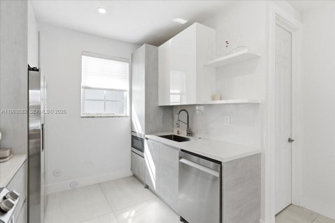 Condo in Miami, Florida, 2 bedrooms  № 2052839 - photo 5
