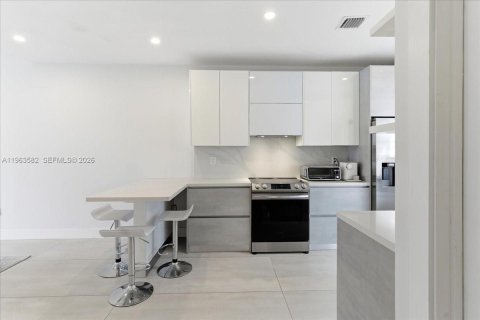 Condo in Miami, Florida, 2 bedrooms  № 2052839 - photo 3