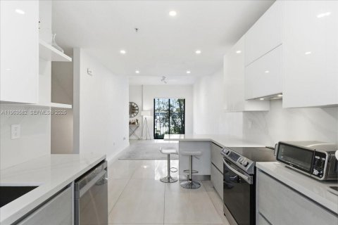 Condo in Miami, Florida, 2 bedrooms  № 2052839 - photo 6