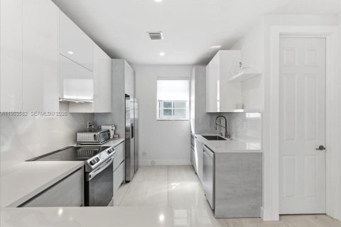 Condo in Miami, Florida, 2 bedrooms  № 2052839 - photo 4