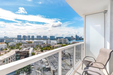 Condominio en venta en Sunny Isles Beach, Florida, 61.69 m2 № 2031854 - foto 2