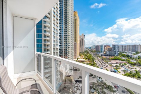 Condominio en venta en Sunny Isles Beach, Florida, 61.69 m2 № 2031854 - foto 3