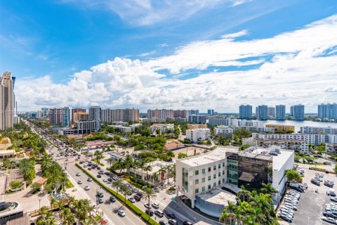 Condominio en venta en Sunny Isles Beach, Florida, 61.69 m2 № 2031854 - foto 4