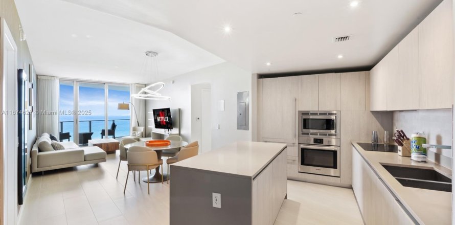 Condominio en Hollywood, Florida, 2 dormitorios  № 2039661