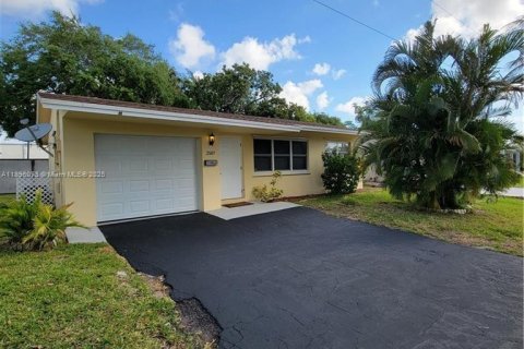 House in Tamarac, Florida 2 bedrooms, 90.21 sq.m. № 1955027 - photo 2