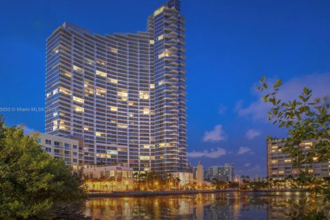 Condo in Miami, Florida, 2 bedrooms  № 1729184 - photo 1