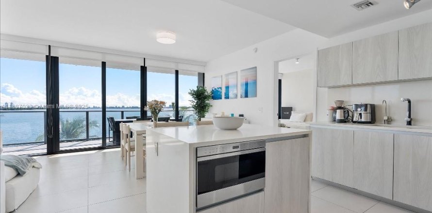 Condo in Miami, Florida, 3 bedrooms № 1942368