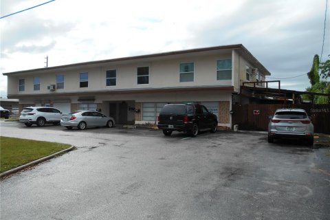 Propiedad comercial en alquiler en Saint Petersburg, Florida, 832.22 m2 № 1554837 - foto 1