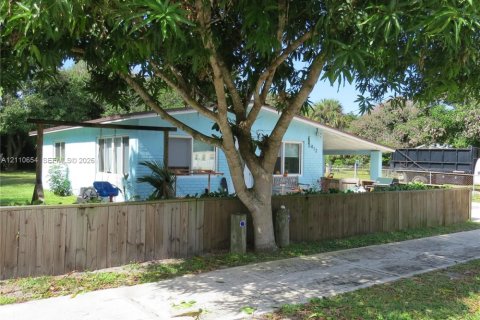 House in Stuart, Florida 2 bedrooms, 80.27 sq.m. № 2426566 - photo 10