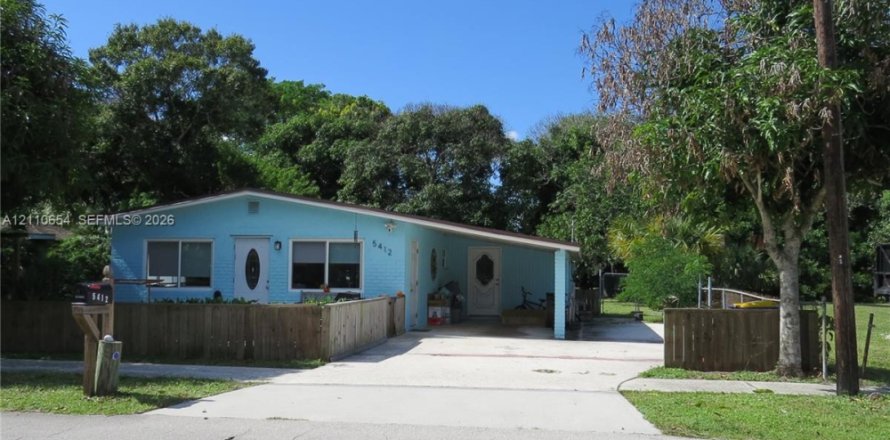 House in Stuart, Florida 2 bedrooms, 80.27 sq.m. № 2426566