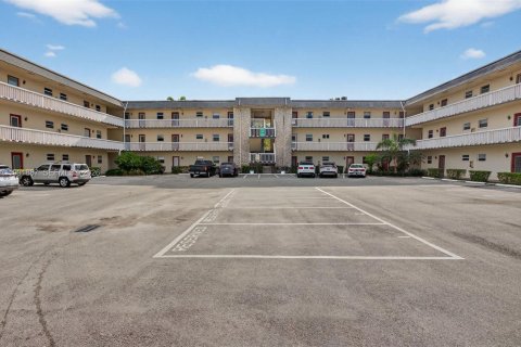 Кондоминиум с 1 спальней в Лодерхилл, Флорида № 2052445