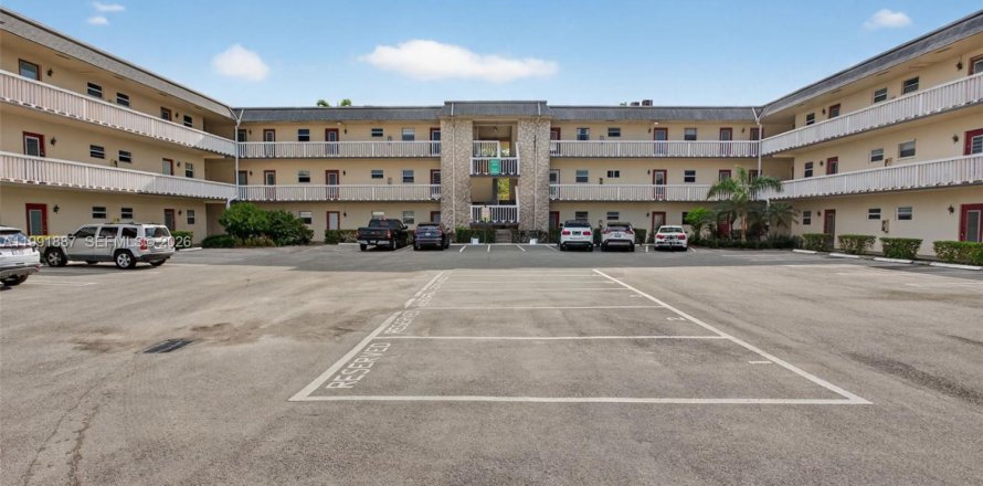 Кондоминиум с 1 спальней в Лодерхилл, Флорида № 2052445