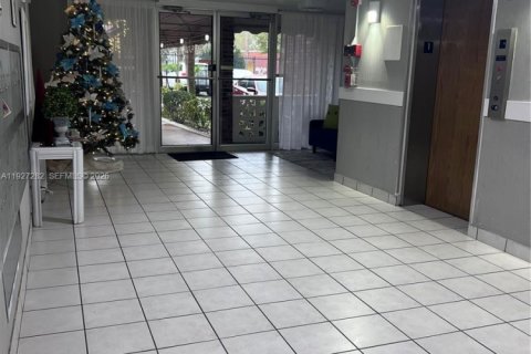 Condo in Lauderhill, Florida, 1 bedroom  № 2083921 - photo 9