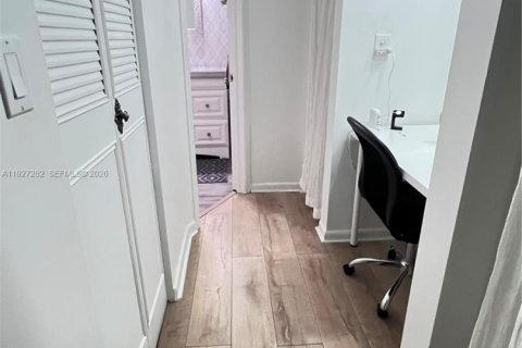 Condo in Lauderhill, Florida, 1 bedroom  № 2083921 - photo 13