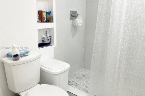 House in Miami, Florida 3 bedrooms, 98.38 sq.m. № 2035591 - photo 13