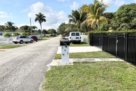 House in Miami, Florida 3 bedrooms, 98.38 sq.m. № 2035591 - photo 2