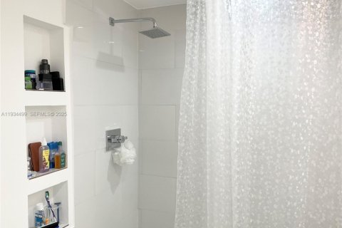 House in Miami, Florida 3 bedrooms, 98.38 sq.m. № 2035591 - photo 14