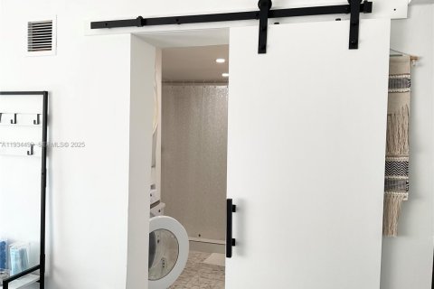 House in Miami, Florida 3 bedrooms, 98.38 sq.m. № 2035591 - photo 10